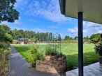 Ein Bungalow, der Maßstäbe setzt - Komfort, Stil und modernste Technik vereint! - Blick zum Garten